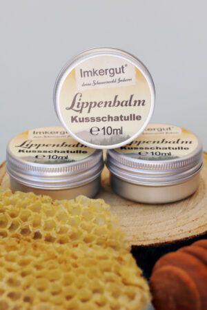 Lippenbalm mit Bienenwachs in der Kussschatulle